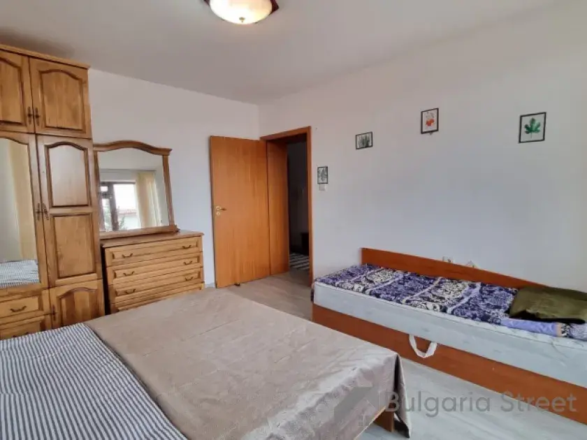 Szafa i dwa łóżka w pokoju