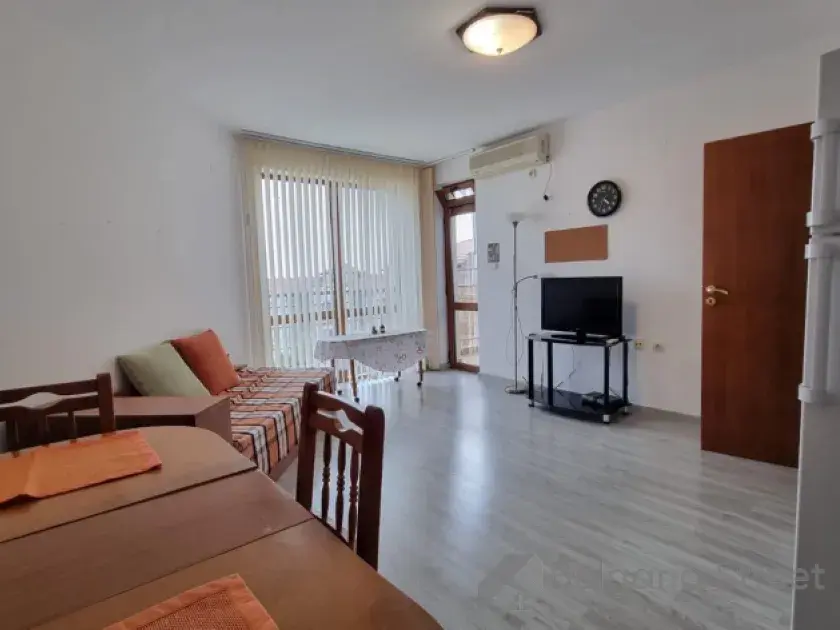Stół i lodówka w pokoju