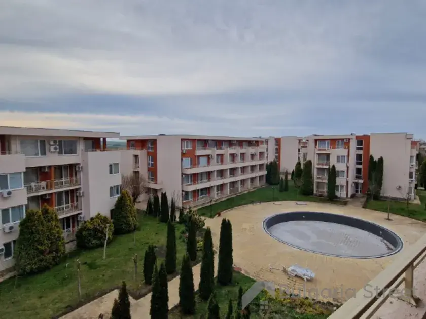 Widok na basen z balkonu