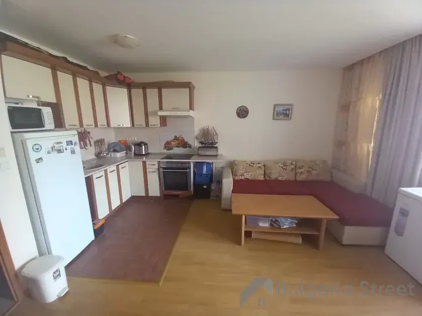 Strefa kuchenne i sofa w pokoju