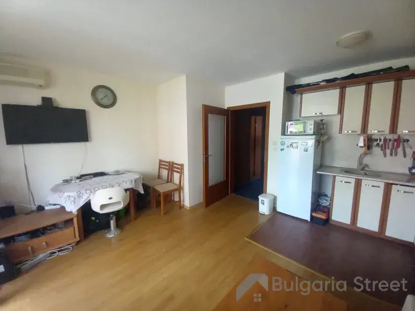Telewizor i lodówka w pokoju