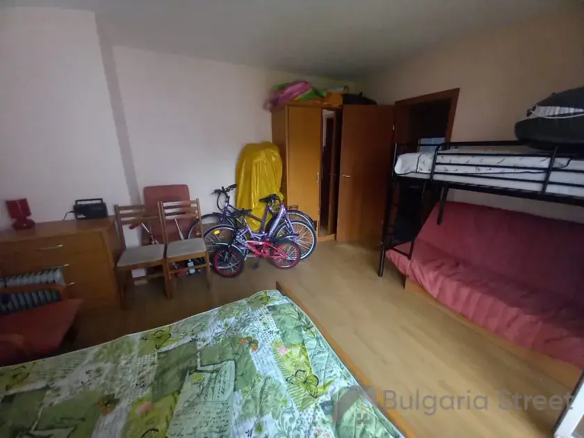 Duże łóżko i łóżko piętrowe