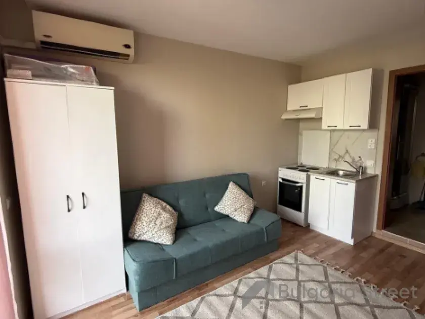 Szafa i sofa w pokoju