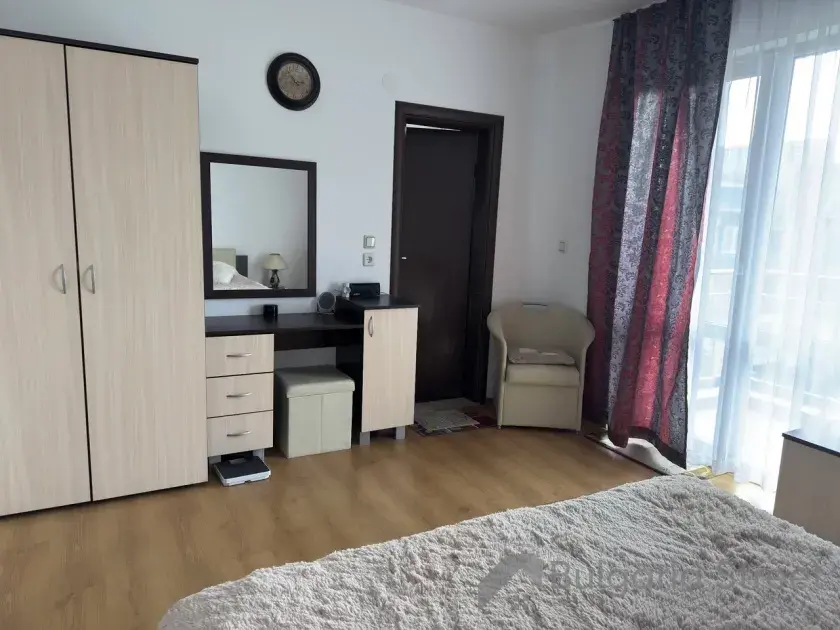 szafa i inne meble w sypialni