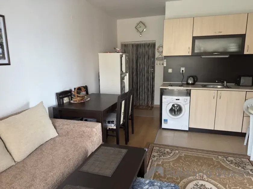 sofa i meble kuchenne w salonie