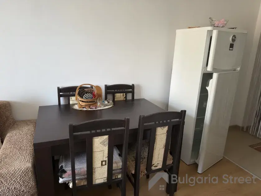 stół jadalniany i lodówka