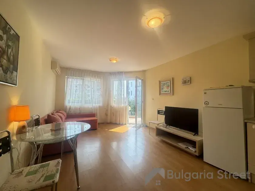 Telewizor i lodówka w pokoju
