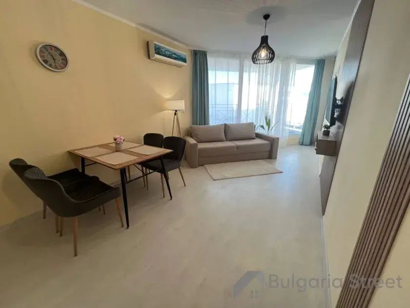 Sofa i stół w salonie