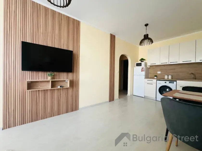 Telewizor na ścianie i sofa