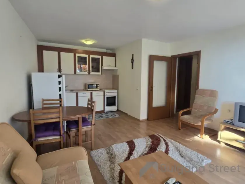 Sofa i stół w pokoju