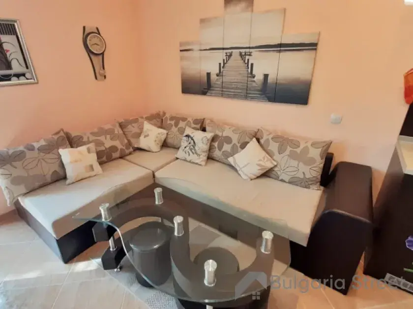 Duża sofa w pokoju
