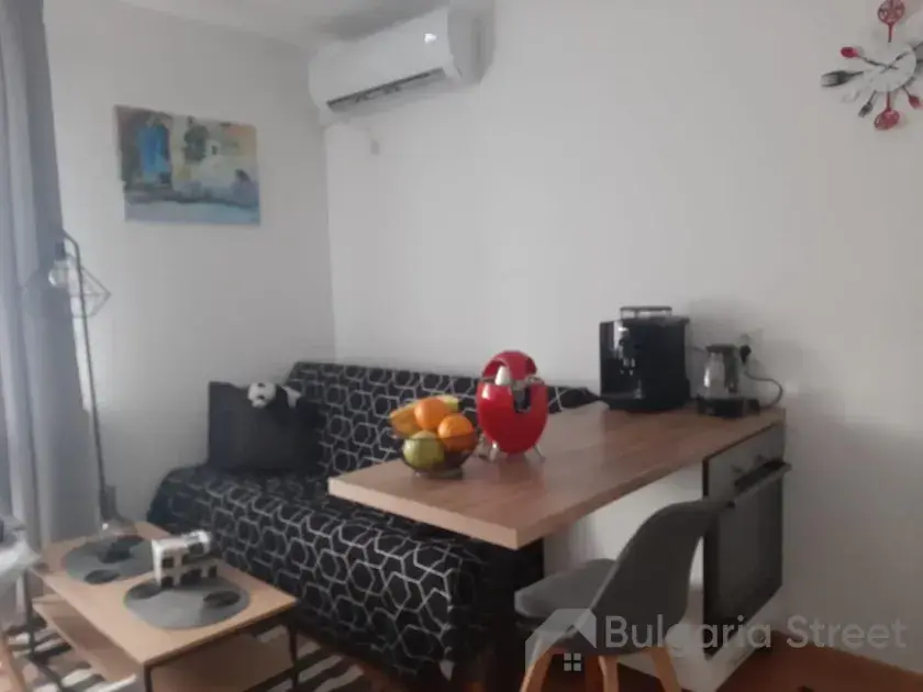 sofa i stół jadalniany