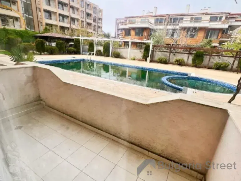 Balkon z widokiem na basen