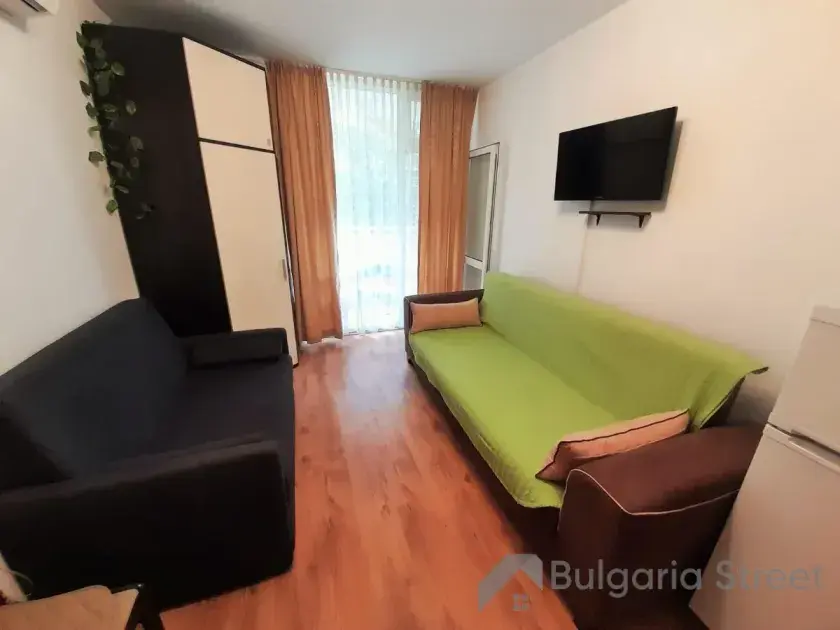 Sofa i telewizor w pokoju