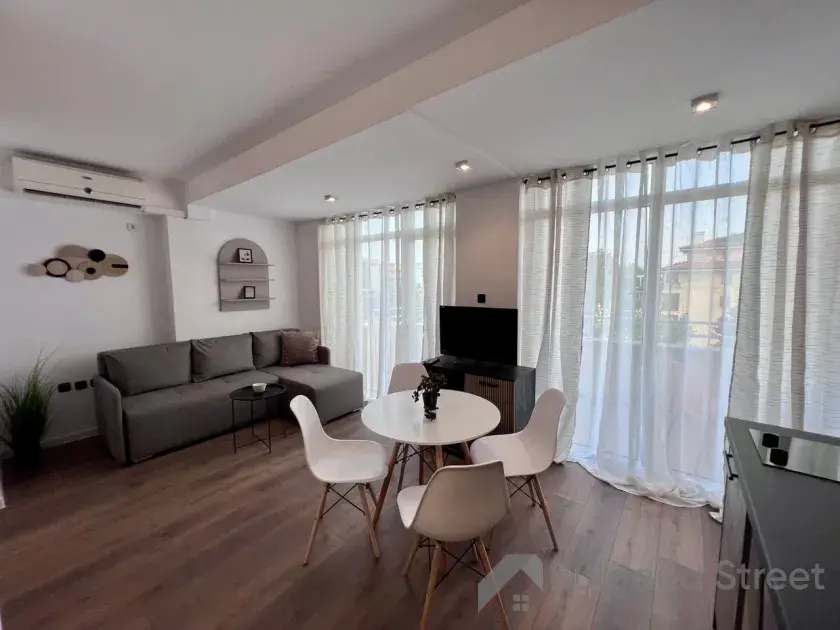 Sofa i stół jadalniany