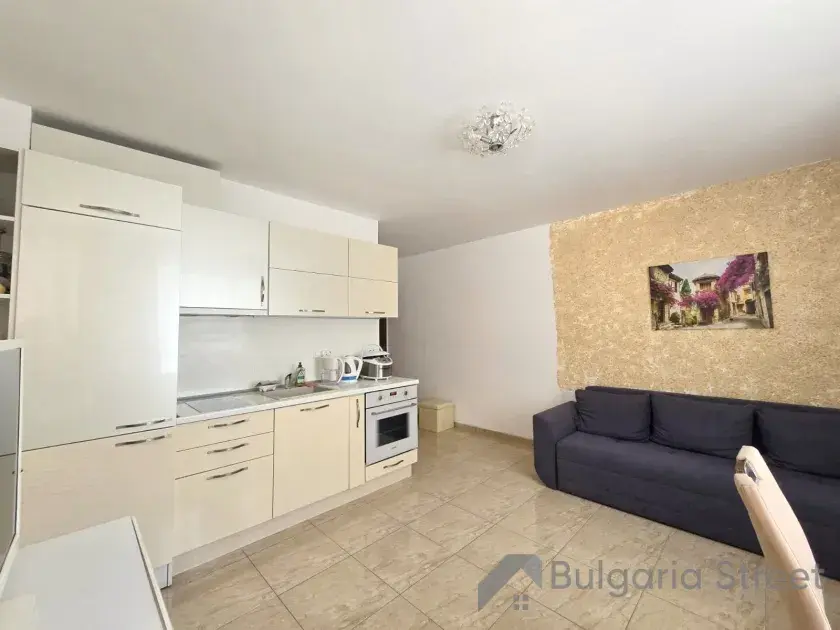 Kuchnia i sofa w pokoju