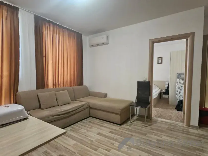 duża sofa w salonie