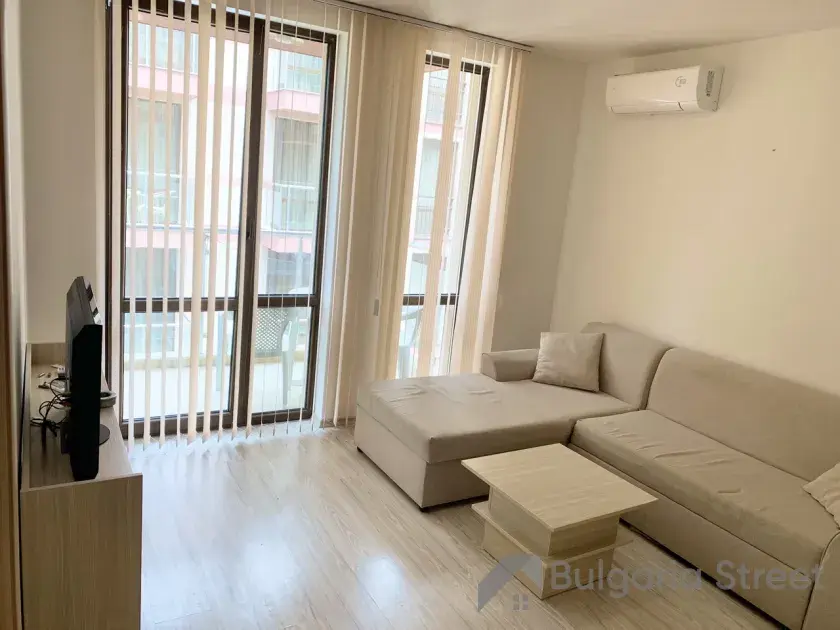 duża sofa w pokoju