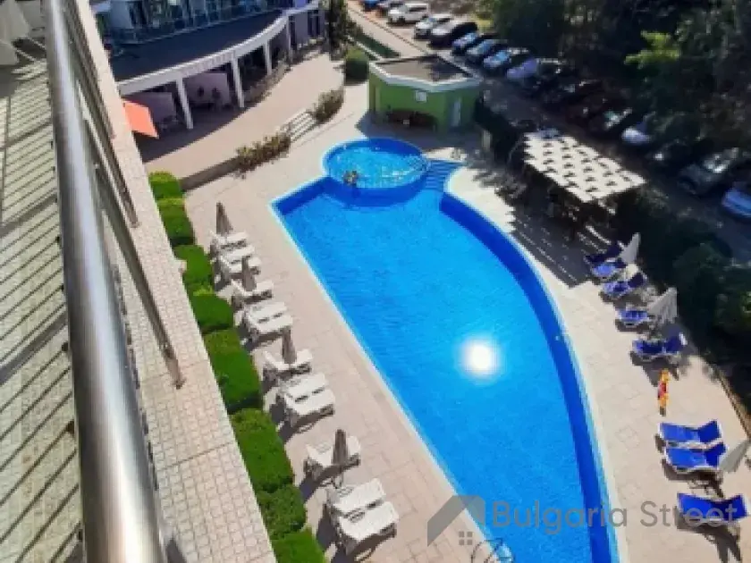 Balkon z widokiem na basen