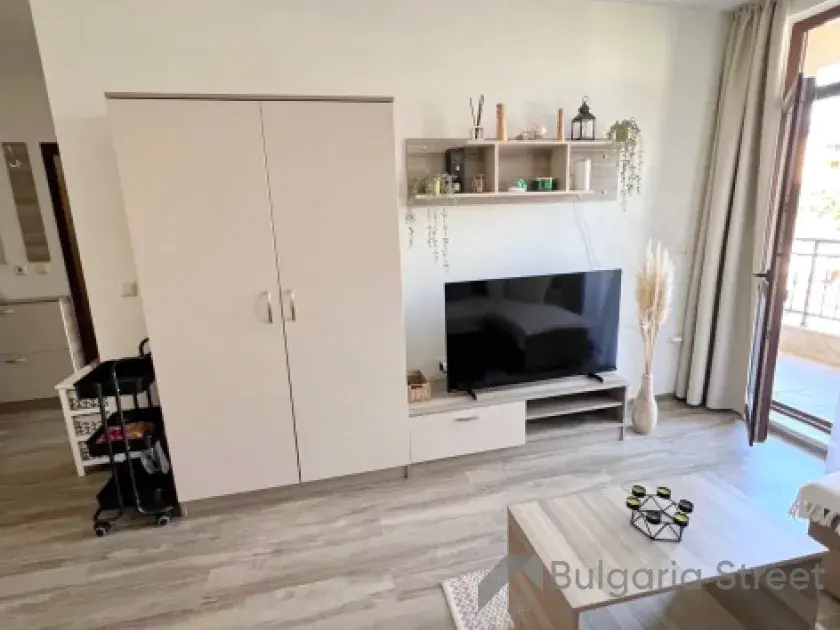 Szafka i telewizor na ścianie