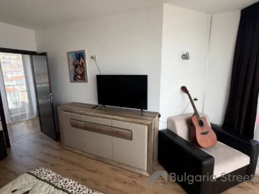 Telewizor i sofa