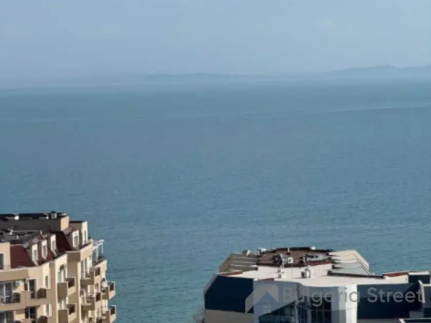 Widok na basen z balkonu