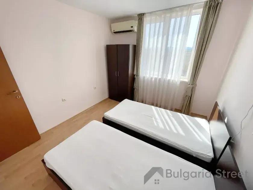 Dwa łóżka w sypialni