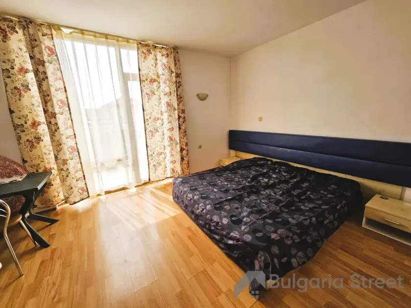 łóżko dwuosobowe w sypialni