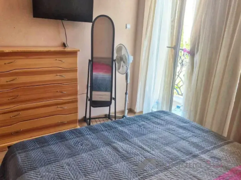 Telewizor i łóżko w sypialni