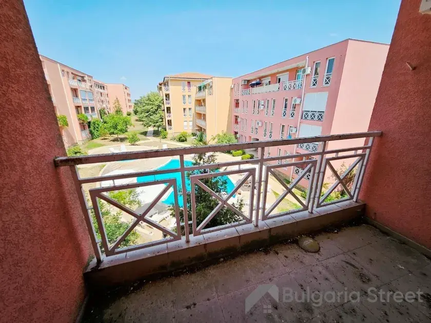 widok na basen z tarasu
