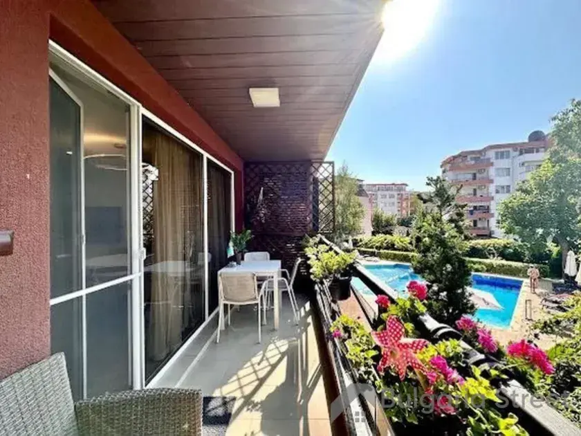 Widok na basen z tarasu