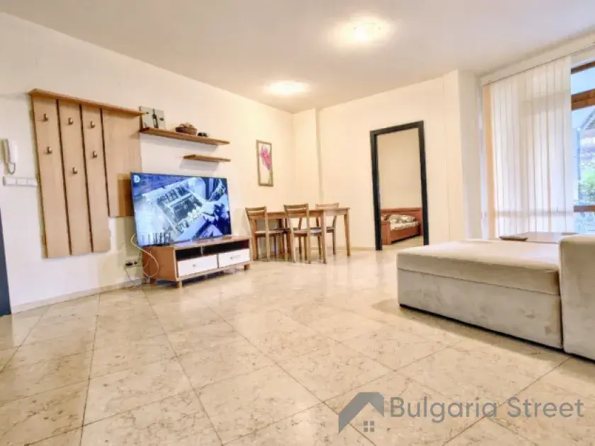 Telewizor i sofa