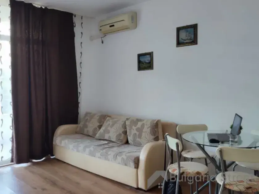 sofa w pokoju