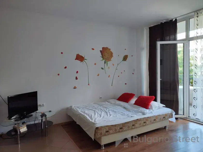 rozkładana sofa w mieszkaniu