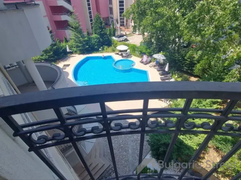 Widok na basen z tarasu