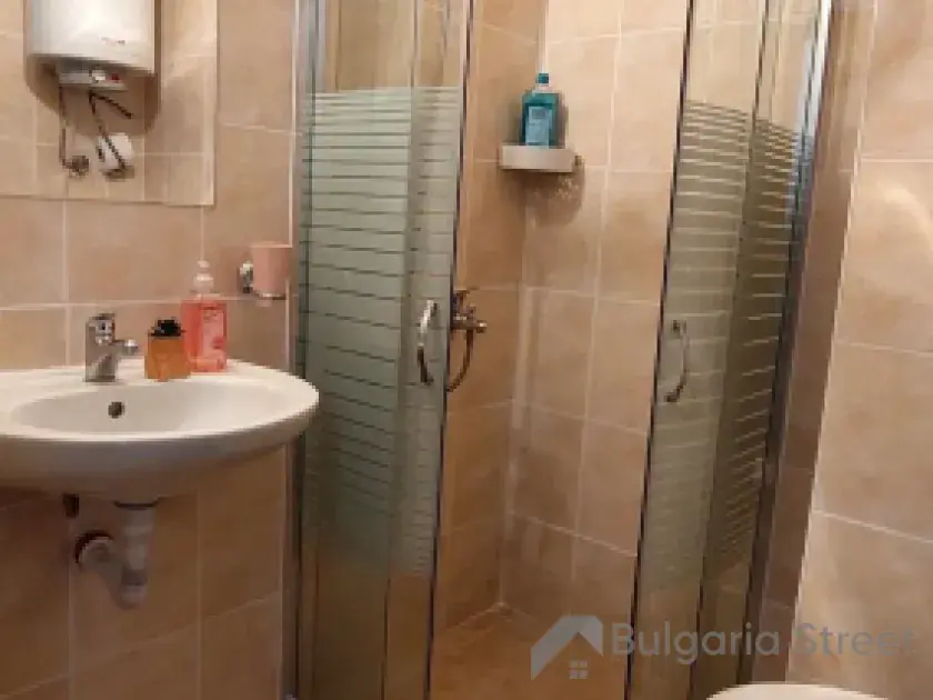 Łazienka z prysznicem i toaletą