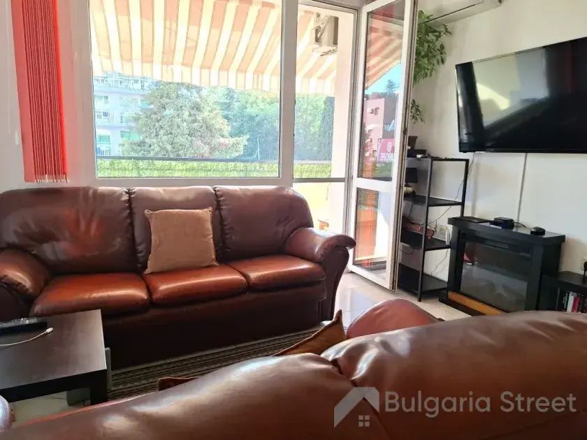 Dwie kanapy i telewizor