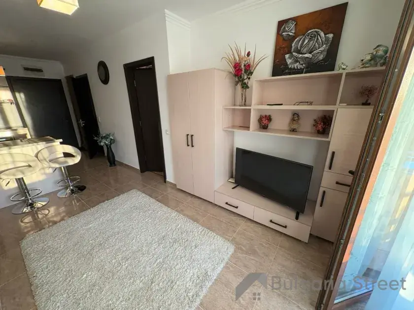 Telewizor i szafa w salonie