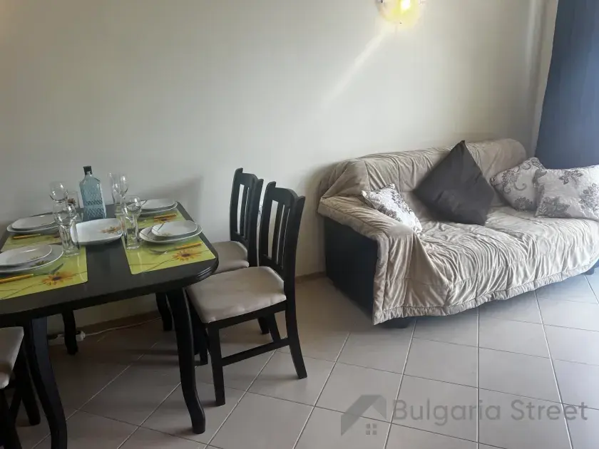 Stół obiadowy i sofa