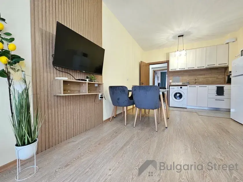 Telewizor na ścianie i inne meble