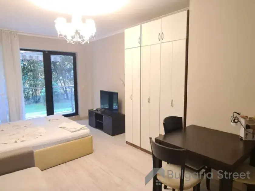 Salon z szafą и łóżkiem