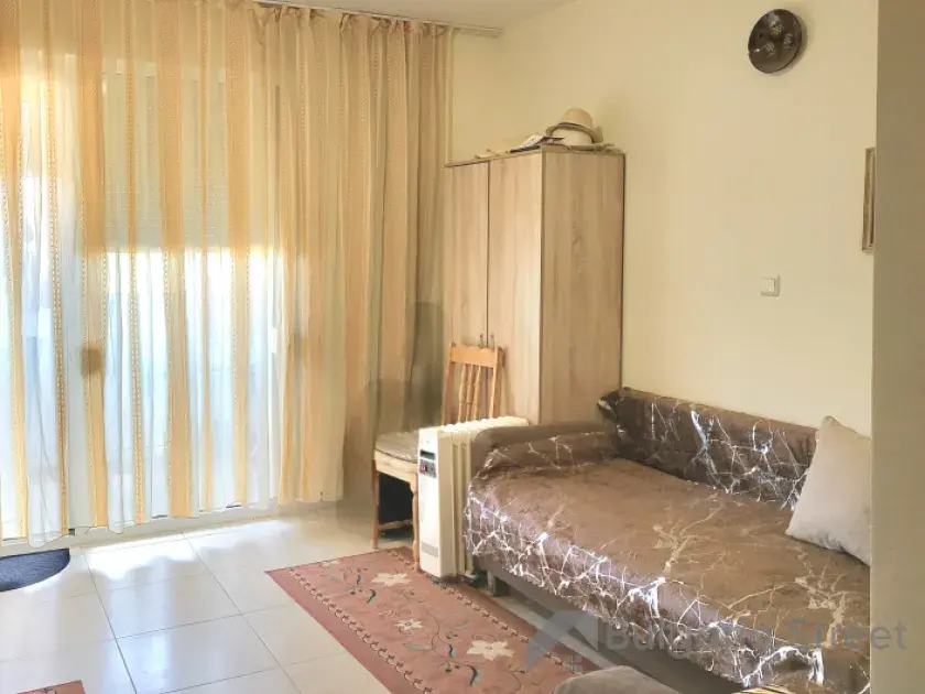Sofa i szafa w pokoju