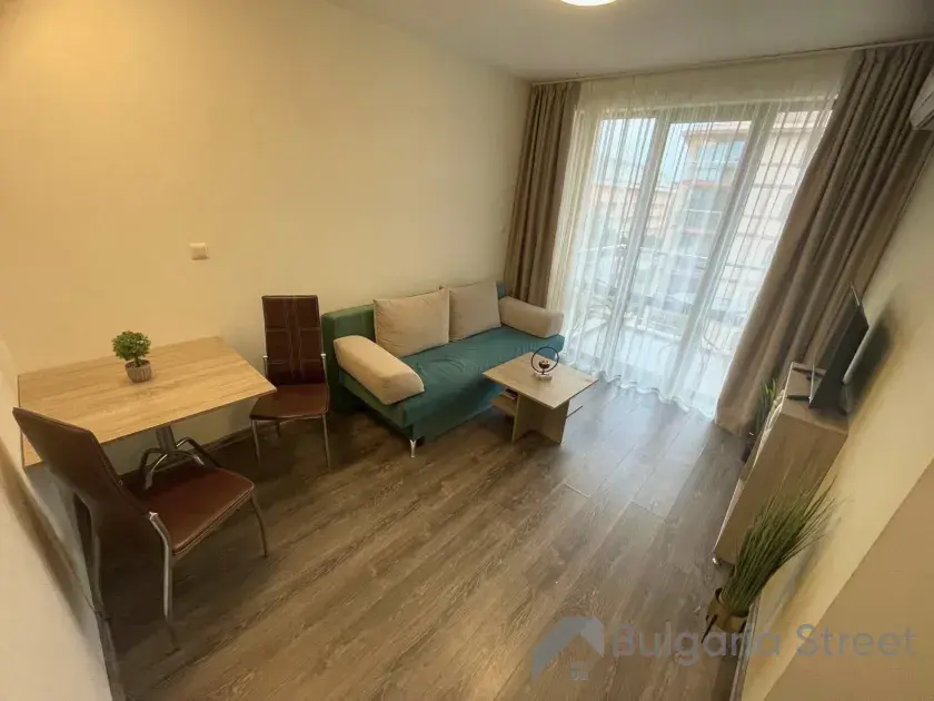 Sofa i stół w pokoju