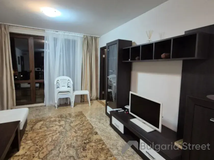 Salon z sofą i stołem