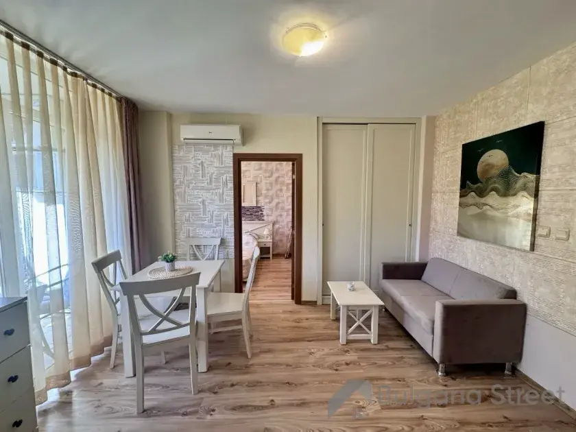 Salon z kanapą i telewizorem