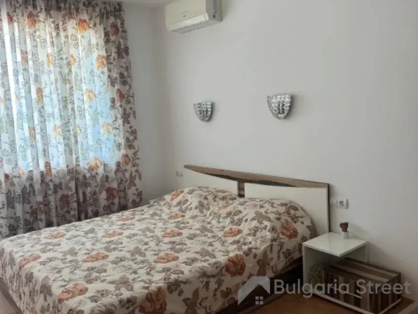 duże łóżko w sypialni
