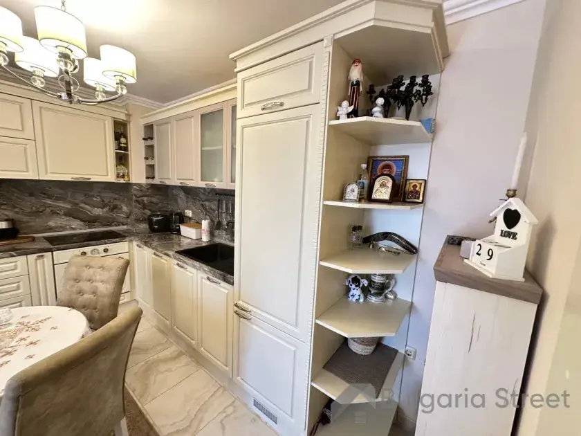 Sofa, stół, telewizor
