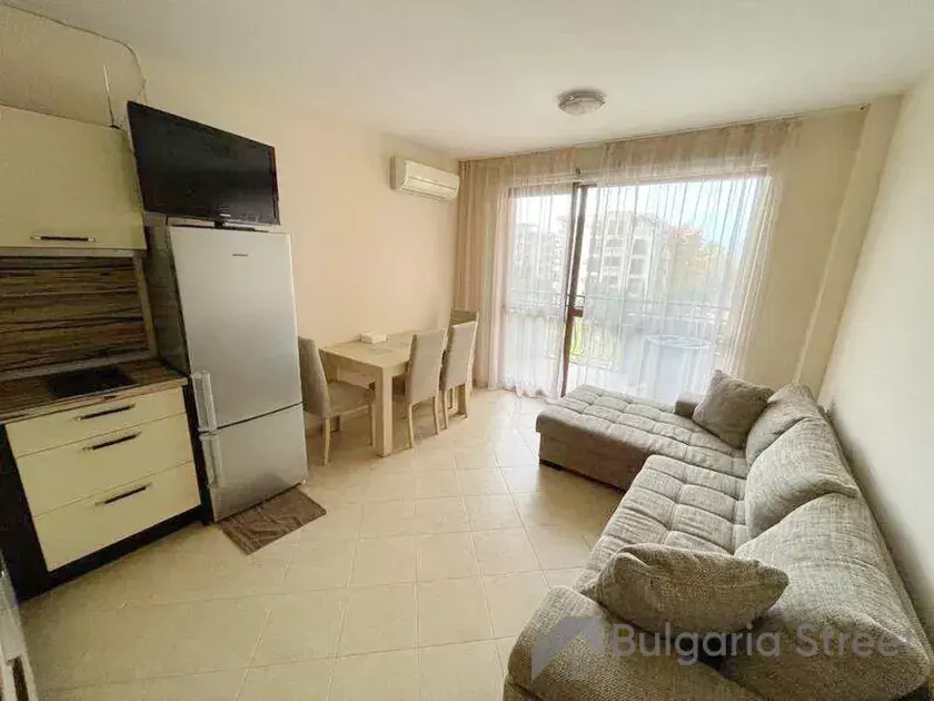 Sofa i sprzęt AGD w pokoju