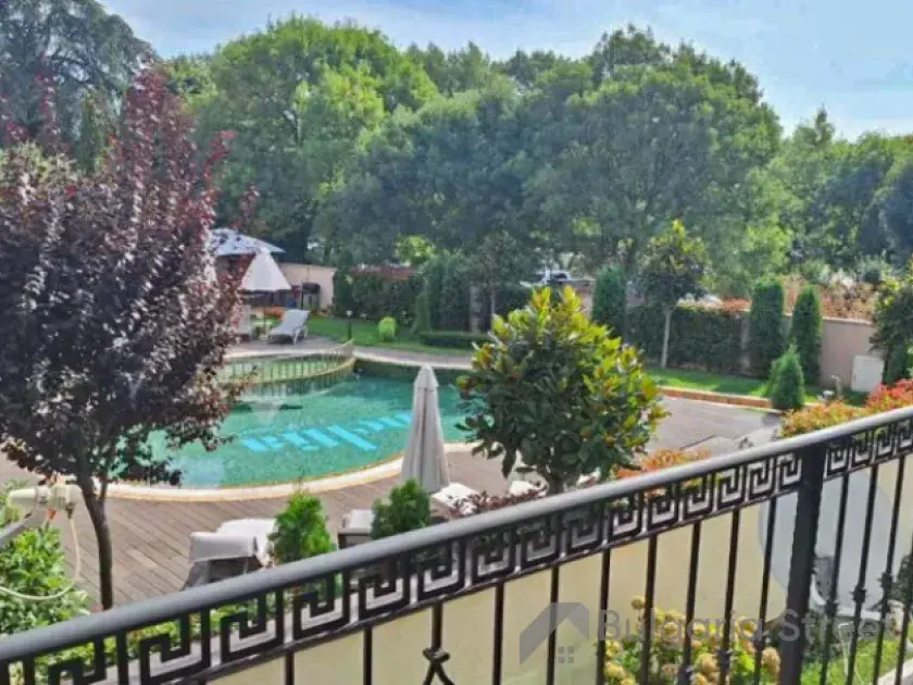 Balkon z widokiem na basen
