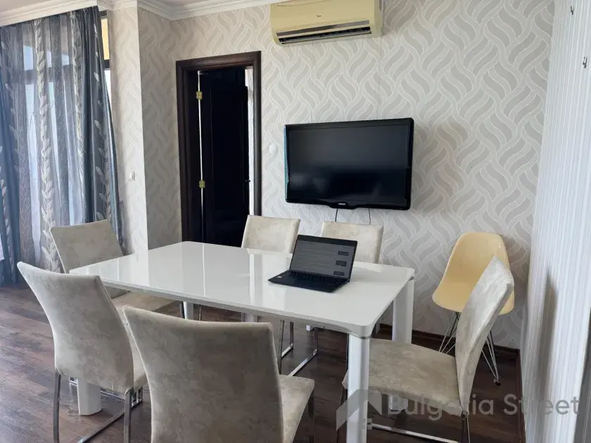 salon z kuchnią — widok na morze